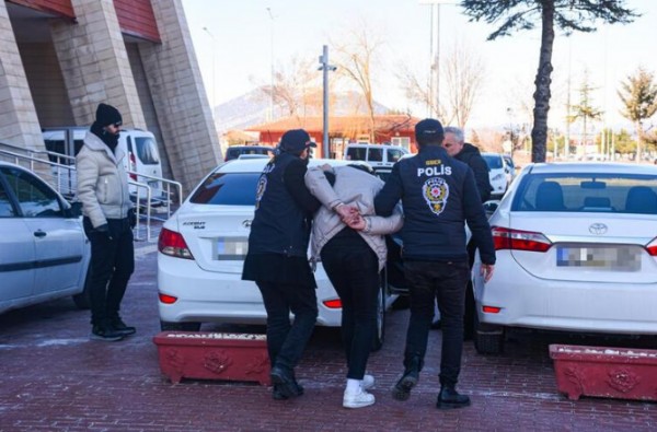 Kendisini depremzede gibi tanıtıp para toplayan dolandırıcı tutuklandı